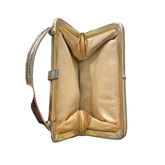 Vintage evening bag unbranded.  Gold lame with a metal handle and kiss clasp P7 - Picture 4 of 4
